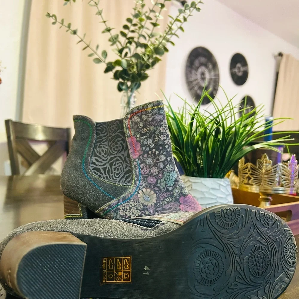 L'ATISTE Gray Suede Floral-Print Ankle Booties with Multicolor Stitching size 10